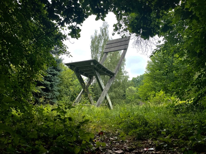 Imponujące betonowe krzesło według projektu Tadeusza Kantora stoi tuż obok domu artysty w Hucisku /Agnieszka Maciaszek /archiwum prywatne