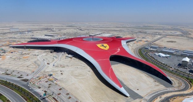 Imponujące Ferrari World /Informacja prasowa