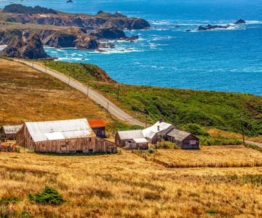 Imponujące ranczo gwiazdora w szczerym polu. Widok zapiera dech w piersiach!