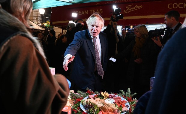 Impreza Johnsona na 50 osób. Brytyjczycy byli wtedy w lockdownie