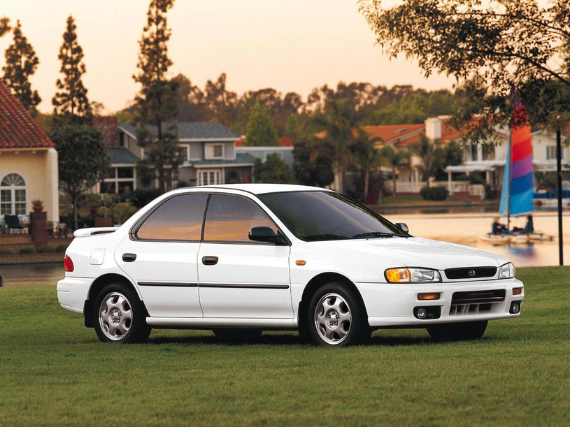Impreza nierozłącznie kojarzy się z napędem 4x4. Jednak w USA, gdzie priorytetem jest niska cena, Subaru nie zawahało się przed zaoferowaniem budżetowej odmiany swojego kompaktowego sedana, wyposażonej w silnik 1.6 (później także 1.8) i napęd tylko na przednie koła. Model ten pozostawał w produkcji w latach 1993-1997. /Subaru