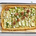 Imprezowa przekąska lub pomysł na kolację. Tarta z cukinią i orzechami