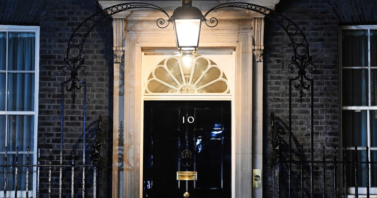 Imprezy na Downing Street. Raportu wciąż brak   