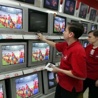 Imprezy sportowe mogą zwiększyć sprzedaż telewizorów o 10-15 proc. /AFP