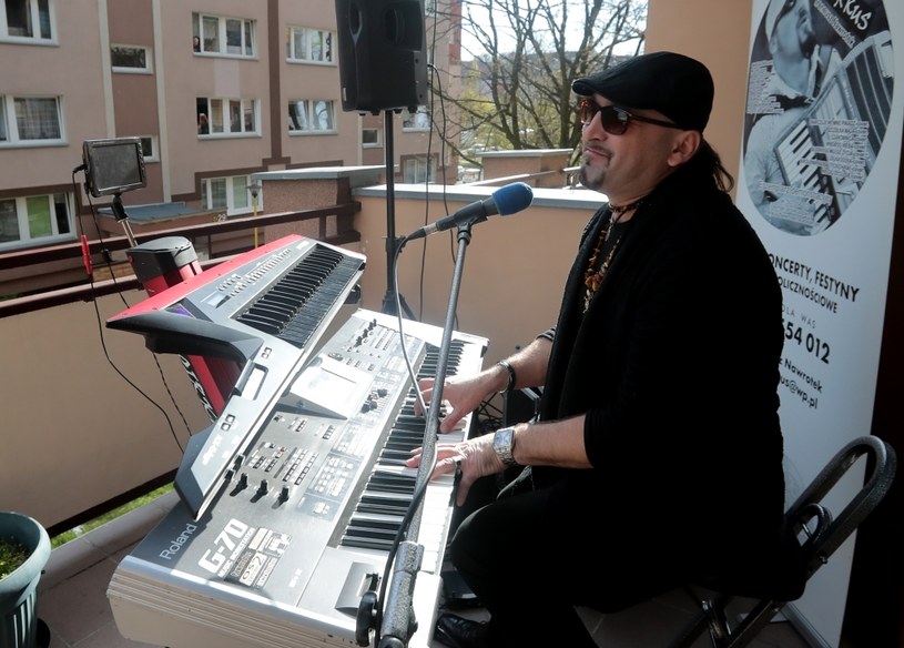 Inaczej żyjemy... Muzyk Ireneusz Nawrotek koncertuje na swoim balkonie w Szczecinie /Andrzej Szkocki /Getty Images