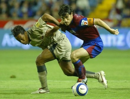 Inaki  Descarga (z prawej) w pojedynku z Ronaldinho. /AFP