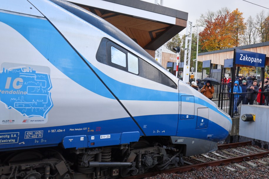 Inauguracyjny pociąg Pendolino na dworcu kolejowym w Zakopanem / 	Grzegorz Momot    /PAP