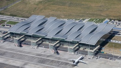 Incydent na lotnisku we Wrocławiu. Podczas lądowania samolotu pękły 2 opony