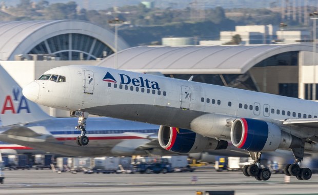 Incydent na nowojorskim lotnisku. Samolot uderzył skrzydłem w pas startowy