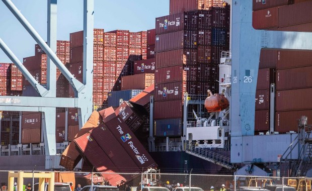 Incydent na statku towarowym. Dziesiątki kontenerów wpadło do wody