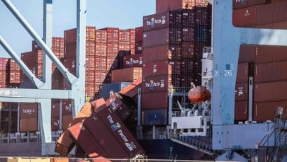 Incydent na statku towarowym. Dziesiątki kontenerów wpadło do wody