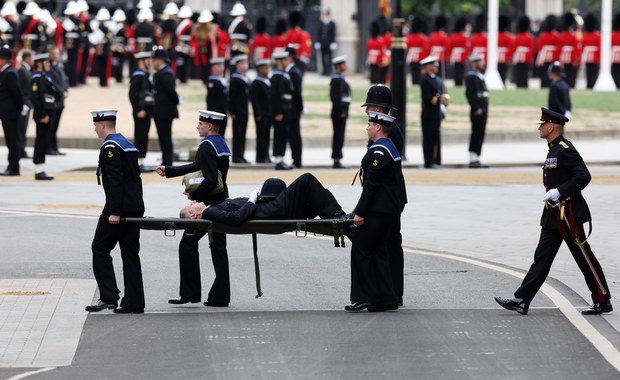 Incydent podczas pogrzebu Elżbiety II. Policjant stracił przytomność