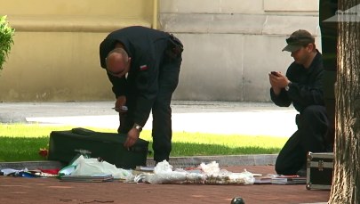 Incydent przed kancelarią premiera. Mężczyzna podrzucił przed budynek dwie siekiery