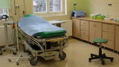 Incydent w łódzkim szpitalu. Agresywny pacjent zaatakował policjanta