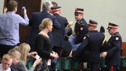 Incydent w Sejmie. Straż Marszałkowska wyprowadziła mężczyznę z galerii