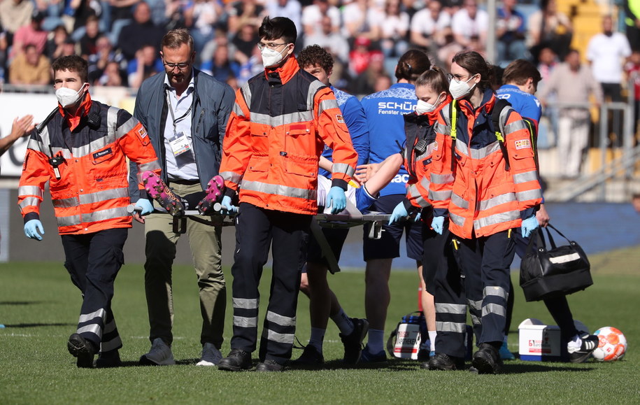 Incydent w trakcie meczu DSC Arminia Bielefeld vs FC Bayern Munich /FOCKE STRANGMANN /PAP/EPA