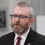 Incydent z Grzegorzem Braunem w sądzie. Wyrzucił choinkę na śmietnik