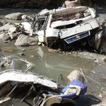Indie: Autokar runął z mostu do rzeki. Co najmniej 32 osoby zginęły 