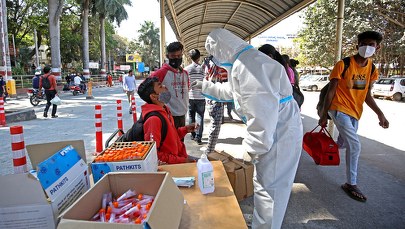 Indie: Czwarty dzień z rzędu ponad 300 tys. zakażeń koronawirusem