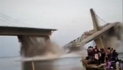 Indie. Most wart ponad 200 mln dolarów runął do rzeki Ganges