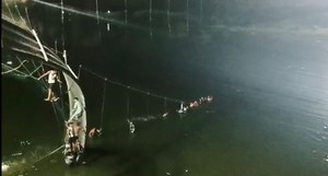 Indie: Runął niemal stuletni most. Zginęło co najmniej 81 osób
