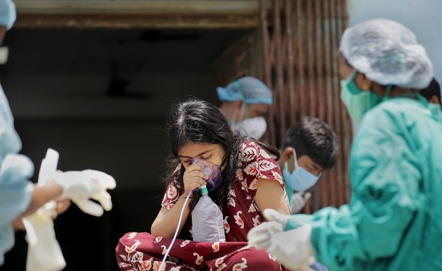 Indie w ekstremalnie trudnej sytuacji. Piąty dzień z rzędu biją globalny rekord zakażeń koronawirusem