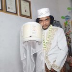 Indonezja: Mężczyzna "poślubił" garnek. Chciał wyśmiać stereotypy