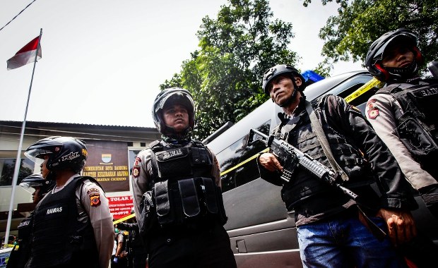 Indonezja: Terrorysta powiązany z Państwem Islamskim zdetonował bombę. Zmarł po pościgu