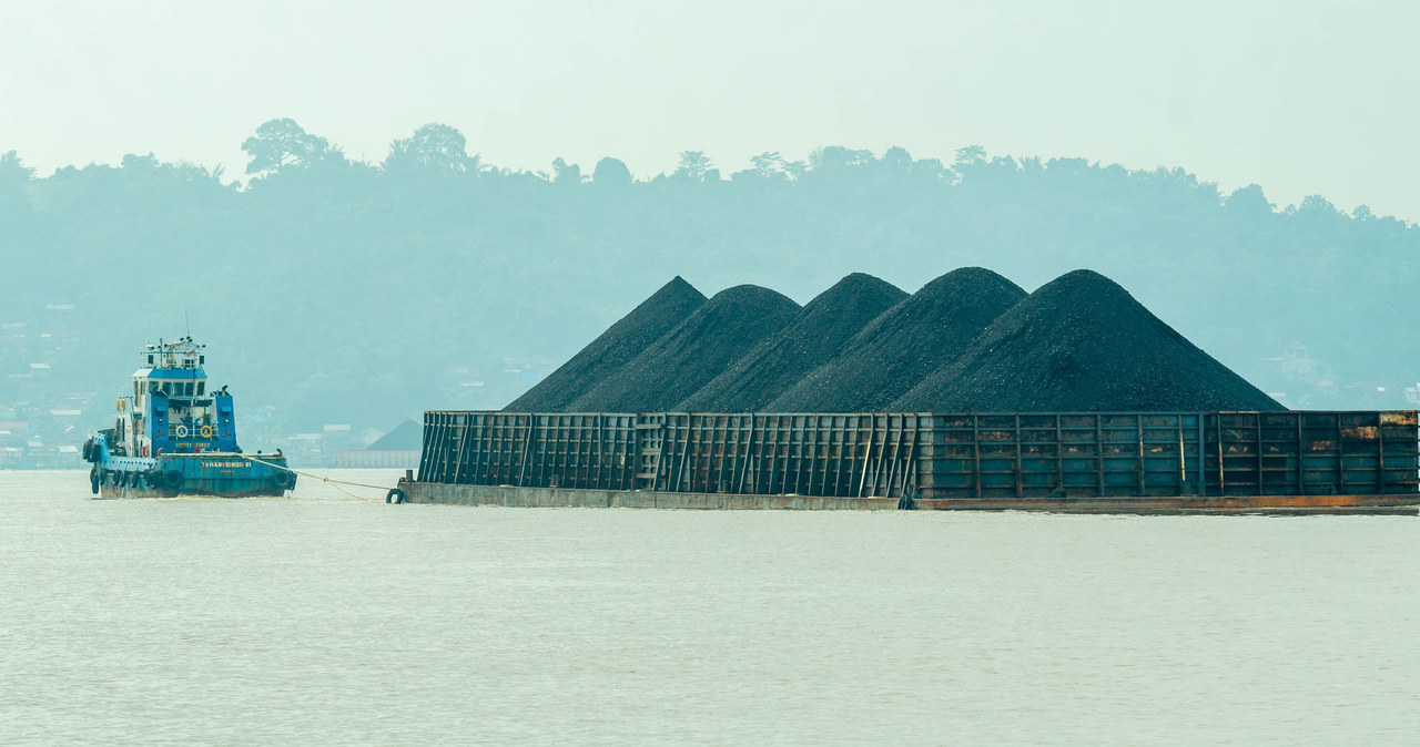Indonezja. Transport węgla rzeką Mahakam. Zdj. ilustracyjne /123RF/PICSEL