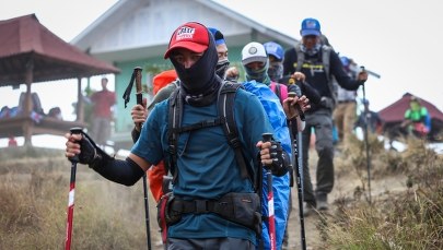 Indonezja: Uratowano ponad 500 turystów uwięzionych po trzęsieniu ziemi na wulkanie