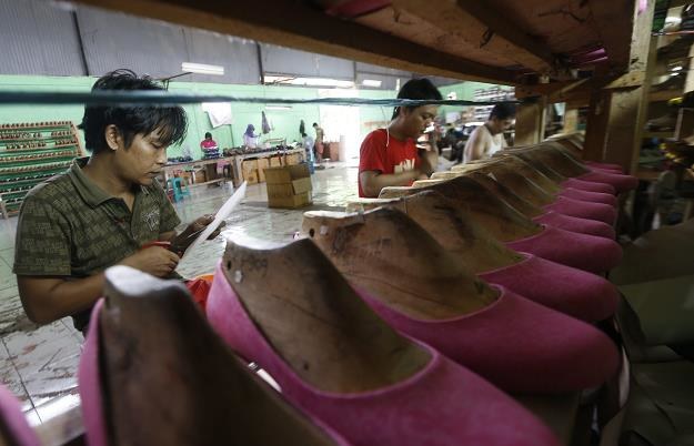 Indonezja wręcz żyje z produkcji... butów /EPA