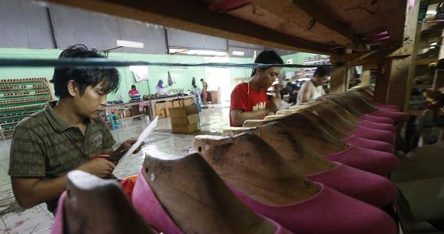 Indonezja wręcz żyje z produkcji... butów /EPA