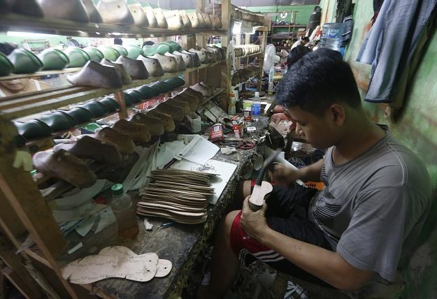 Indonezja wręcz żyje z produkcji... butów /EPA