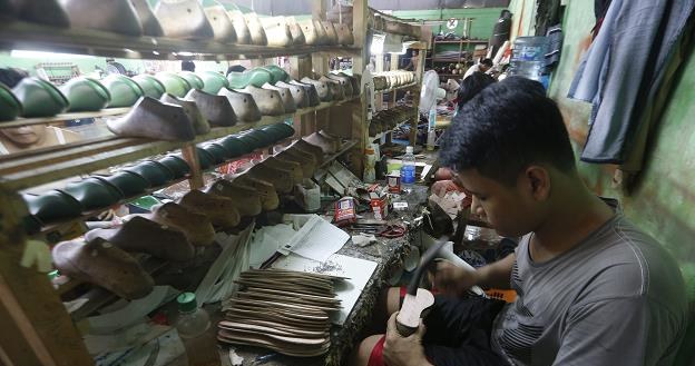 Indonezja wręcz żyje z produkcji... butów /EPA