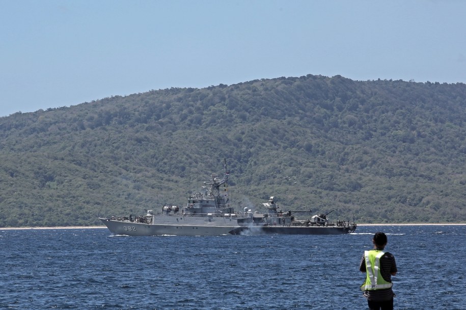 Indonezyjski okręt marynarki wojennej KRI Hasan Basri bierze udział w misji poszukiwawczej okrętu podwodnego KRI Nanggala, który zaginął podczas ćwiczeń morskich w Banyuwangi /ASLAM IQBAL /PAP/EPA