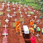 Indonezyjski sposób na antymaseczkowców. Za karę muszą kopać groby