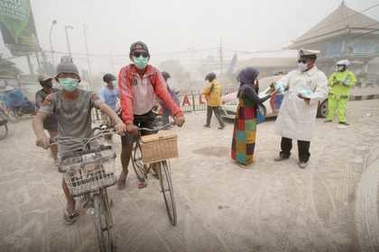 Indonezyjskie miasta pokryły się wulkanicznym pyłem /BIMO SATRIO /PAP/EPA