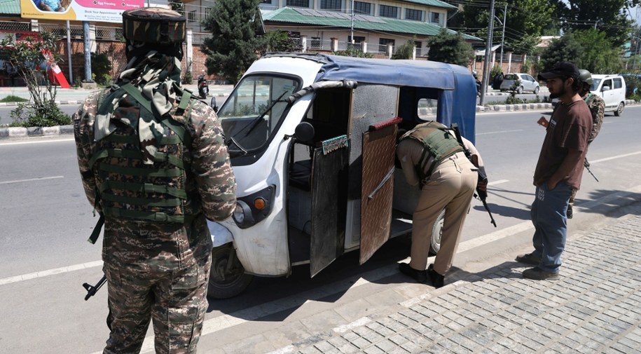 Indyjscy policjanci przeszukujący pojazd w mieście Śrinagar w stanie Dżammu i Kaszmir /FAROOQ KHAN  /PAP/EPA