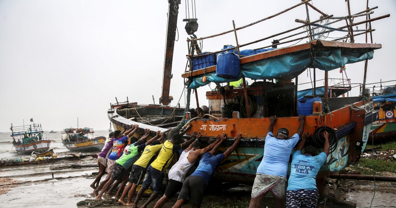 Indyjscy rybacy wspólnymi siłami zabezpieczają łódź przed cyklonem /DIVYAKANT SOLANKI /PAP/EPA