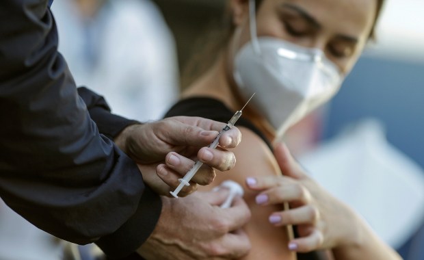 Indyjska mutacja koronawirusa a szczepionki. "Chronią przed ciężkim przebiegiem"