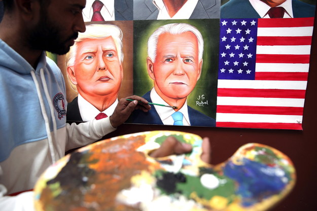 Indyjski artysta Jagjot Singh Rubal kładzie ostatni szlif na obrazie przedstawiającym 46 dotychczasowych prezydentów Stanów Zjednoczonych, aby uczcić zwycięstwo Joe Bidena w wyborach prezydenckich w USA, /RAMINDER PAL SINGH    /PAP/EPA