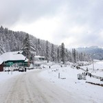 Indyjski kurort cały w śniegu. Nawiedziły go tłumy turystów