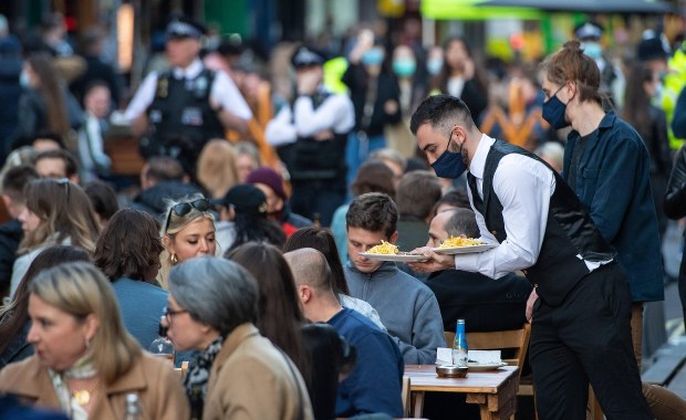Indyjski wariant koronawirusa opóźni luzowanie obostrzeń na Wyspach?