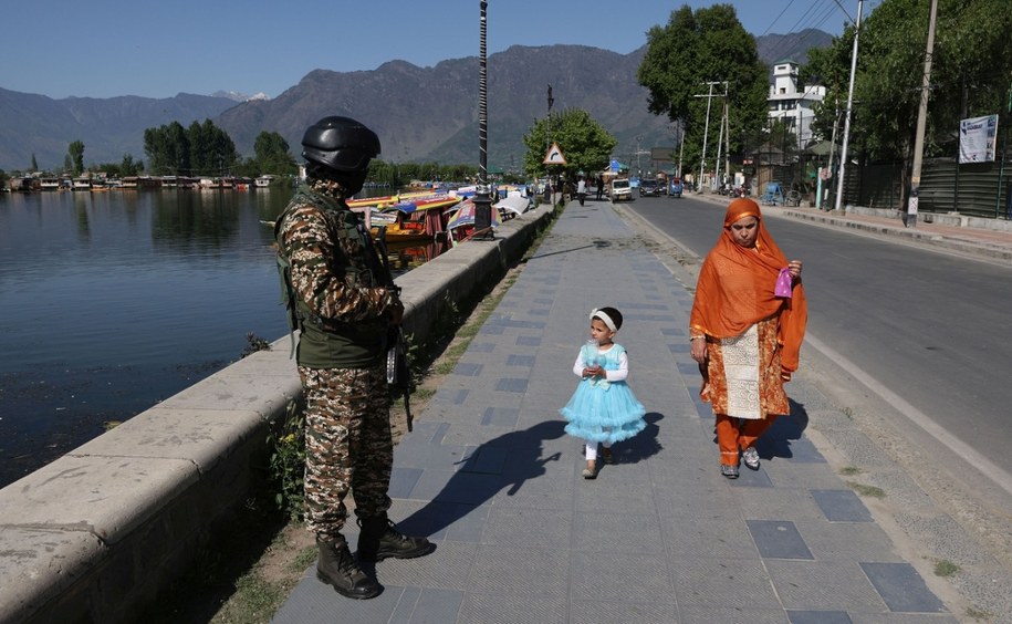 Indyjski wojskowy podczas patrolu w mieście Śrinagar w stanie Dżammu i Kaszmir /FAROOQ KHAN
