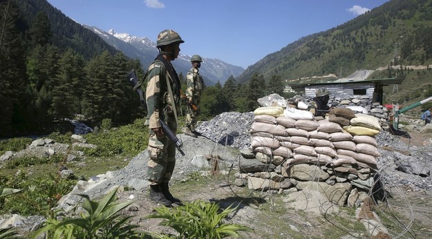Indyjskie oddziały paramilitarne przy granicy /FAROOQ KHAN  /PAP/EPA