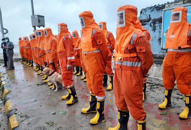 Indyjskie służby przygotowujące się do przeprowadzenia akcji ratunkowej i oczyszczenia drogi po uderzeniu cyklonu Tauktae w Bombaj /NATIONAL DISASTER RESPONSE FORCE / HANDOUT /PAP/EPA