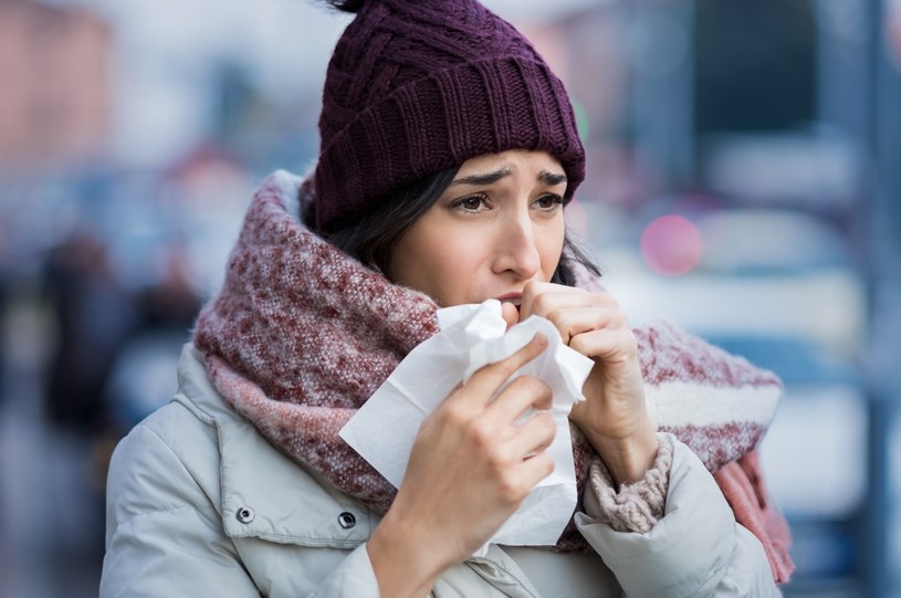 Infekcje górnych dróg oddechowych, takie jak zapalenie oskrzeli czy płuc, mogą zaostrzyć swoje objawy na zimnym i zanieczyszczonym powietrzu /123RF/PICSEL