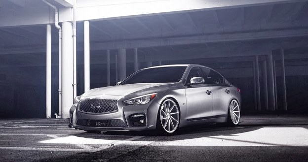 Infiniti Q50 na kołach z felgami Vossen /Vossen