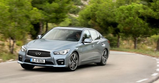 Infiniti Q50 z turbodieslem pod maską ma napęd na tylne koła, natomiast model hybrydowy – tylny lub 4x4. /Infiniti