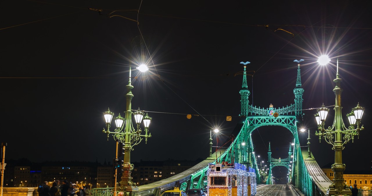 Inflacja na Węgrzech wynosi 11,7 proc. rok do roku. Nz. most łańcuchowy w Budapeszcie /123RF/PICSEL